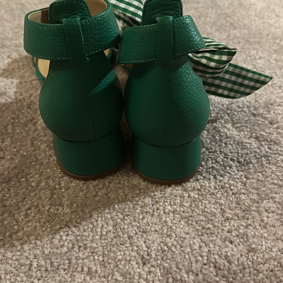 NWOT green Talbots sandal with ribbon bow tied around ankle. Size 7. Never worn. - Picture 2 of 4